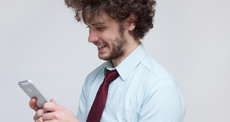 スマホを操作する男性